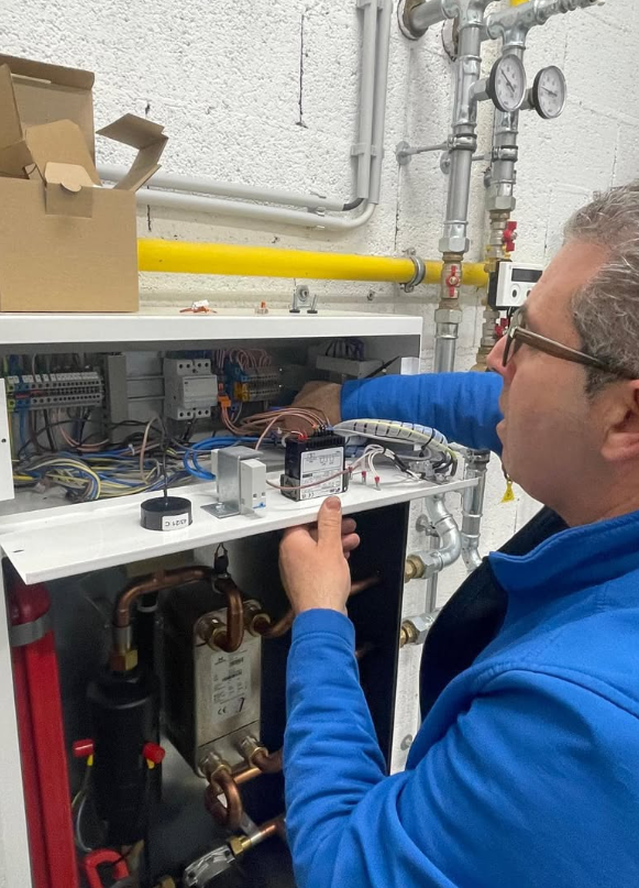 Technicien BRINGDMOMENT intervenant sur une installation de chauffage